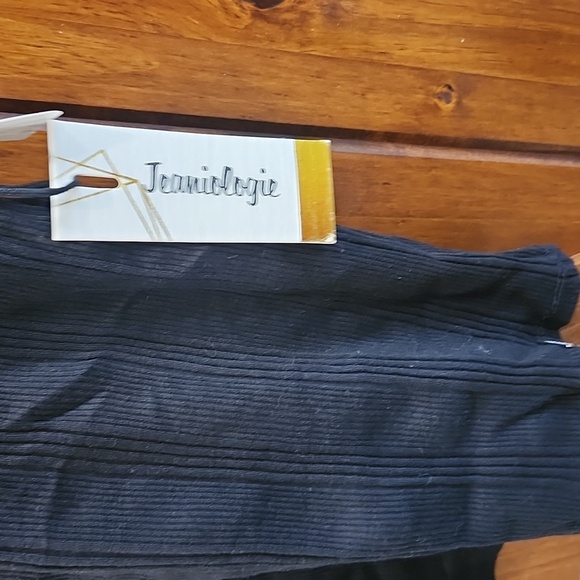 A new shirt with a shoulder cut out. Size xl - Picture 4 of 4